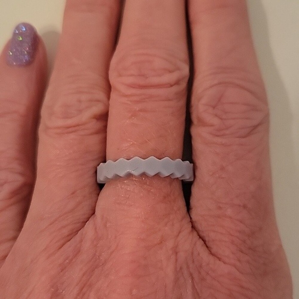Qalo womens silicone stackable chevron amethyst ring size 6